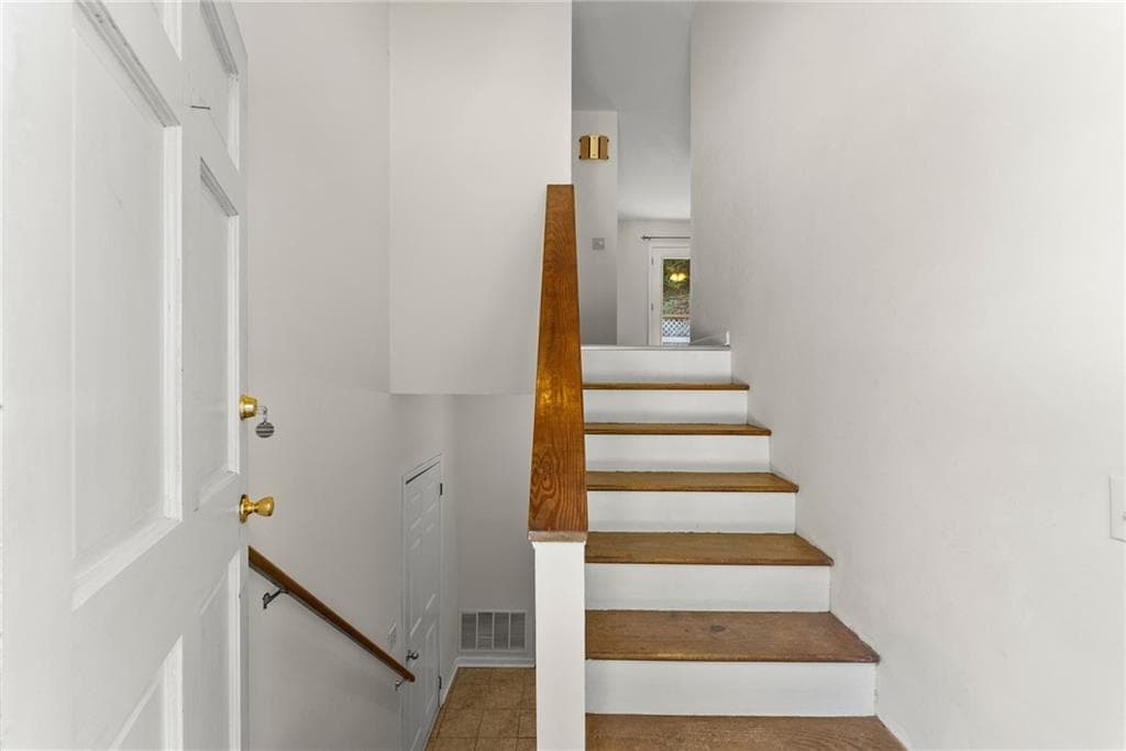 3 bedroom, 2 bathroom, 1,586 sq ft single family residence for sale at 1421 Northwood Circle, Gainesville, GA 30501 — photo 5