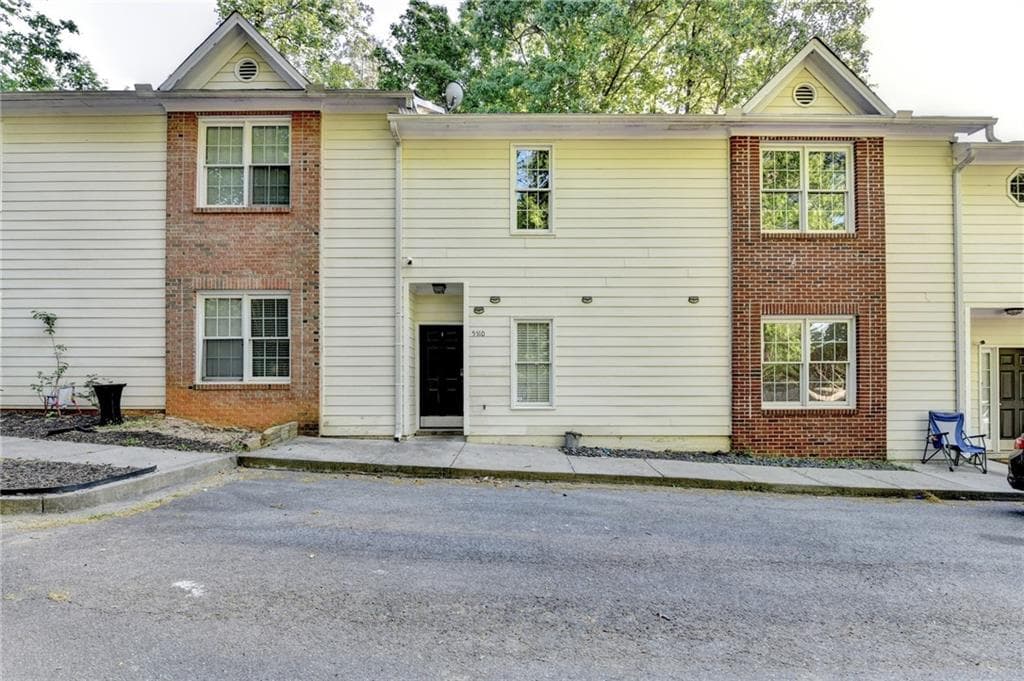 3 bedroom, 3 bathroom, 1,548 sq ft condominium for sale at 5510 Stonewood Court, Norcross, GA 30093