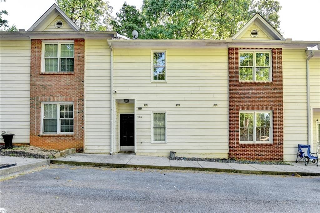 3 bedroom, 3 bathroom, 1,548 sq ft condominium for sale at 5510 Stonewood Court, Norcross, GA 30093 — photo 2