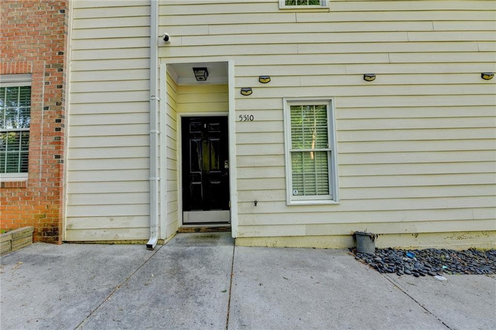 3 bedroom, 3 bathroom, 1,548 sq ft condominium for sale at 5510 Stonewood Court, Norcross, GA 30093 — photo 3