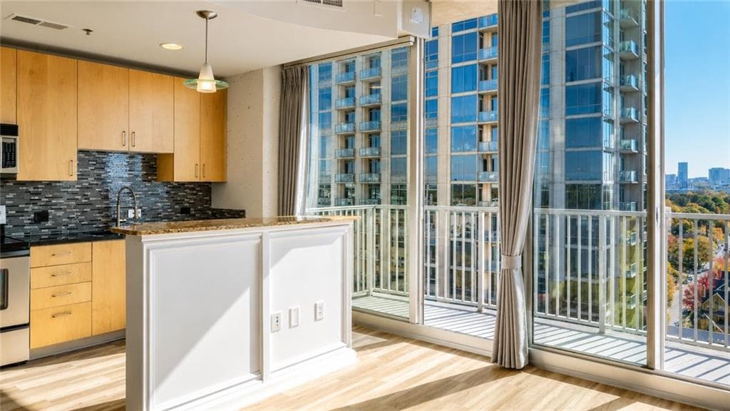 1 bedroom, 1 bathroom, 722 sq ft condominium for sale at 361 17th Street 1309, Atlanta, GA 30363 — photo 2
