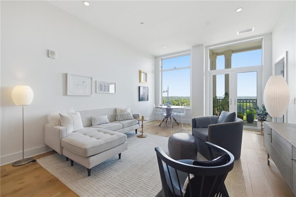 1 bedroom, 1 bathroom, 964 sq ft condominium for sale at 3820 Roswell Road 1012, Atlanta, GA 30342 — photo 1 of 76