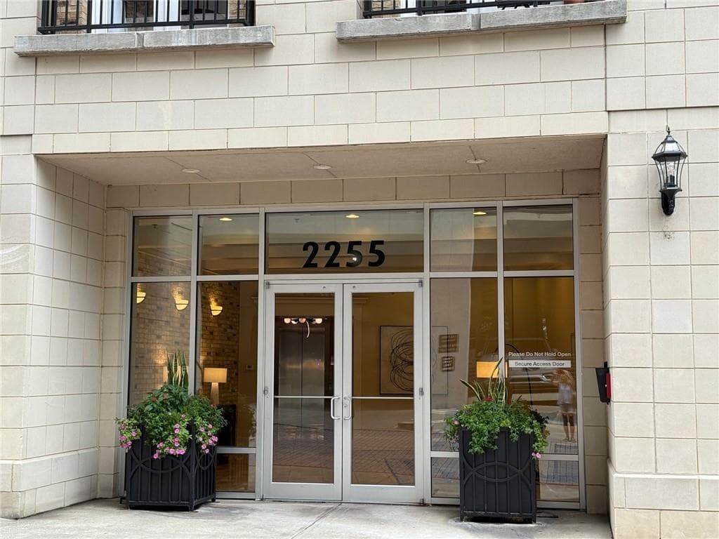 1 bedroom, 2 bathroom, 930 sq ft condominium for sale at 2255 Peachtree Road 322, Atlanta, GA 30309 — photo 1 of 30