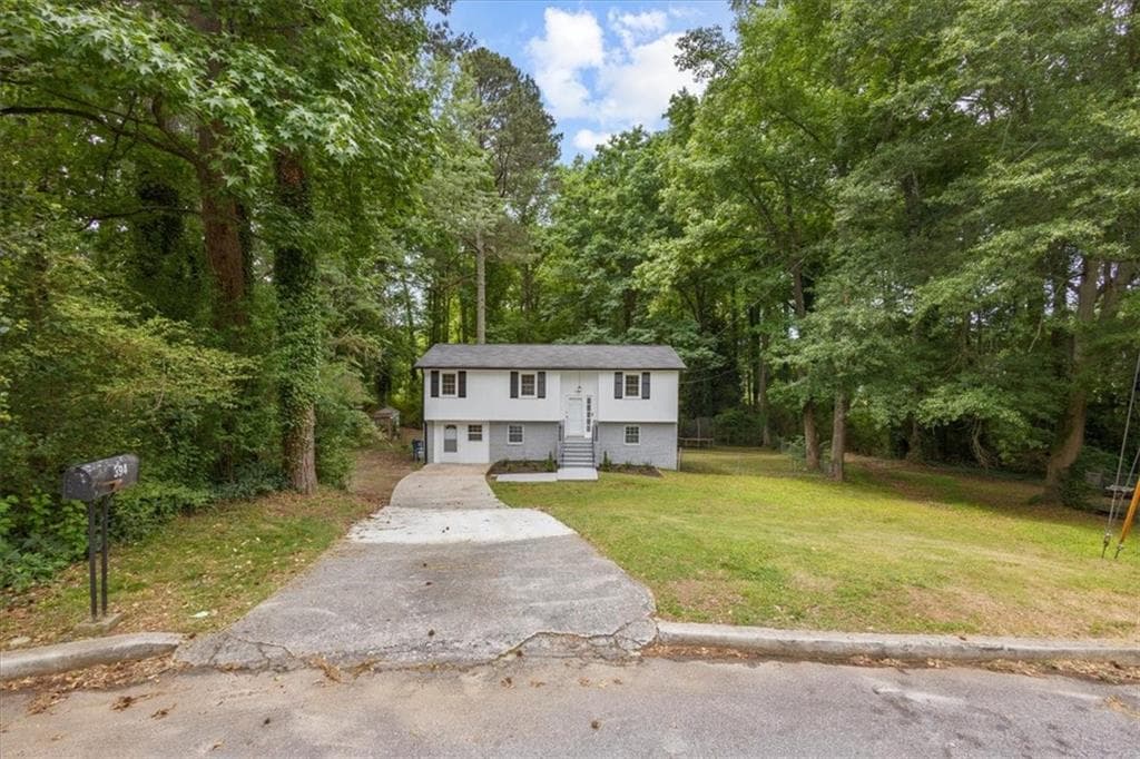 6 bedroom, 3 bathroom, 1,966 sq ft single family residence under contract at 394 Burr Oak Court, Lawrenceville, GA 30046 — photo 2