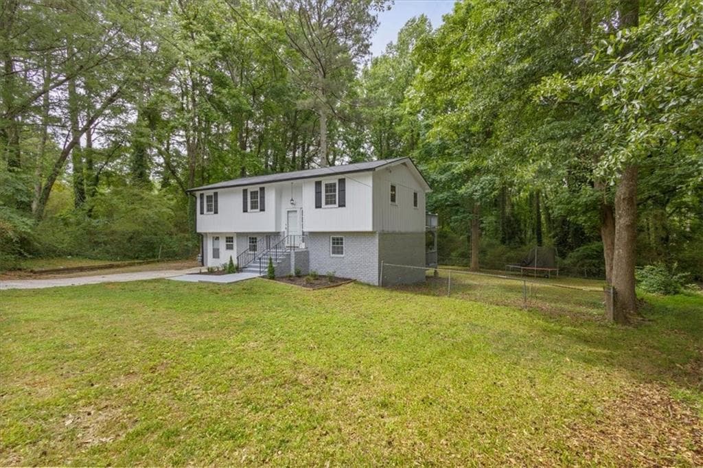 6 bedroom, 3 bathroom, 1,966 sq ft single family residence under contract at 394 Burr Oak Court, Lawrenceville, GA 30046 — photo 3