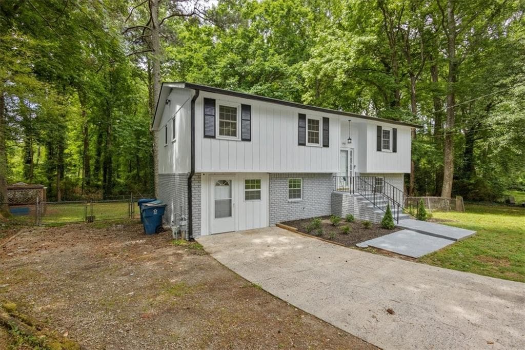 6 bedroom, 3 bathroom, 1,966 sq ft single family residence under contract at 394 Burr Oak Court, Lawrenceville, GA 30046 — photo 4