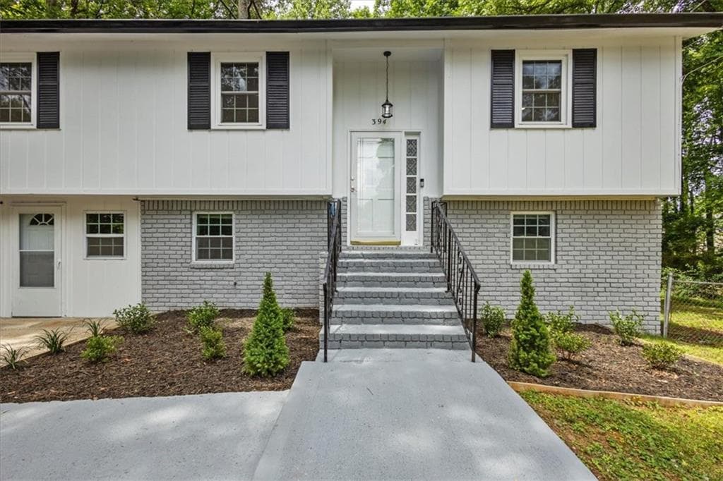 6 bedroom, 3 bathroom, 1,966 sq ft single family residence under contract at 394 Burr Oak Court, Lawrenceville, GA 30046 — photo 5