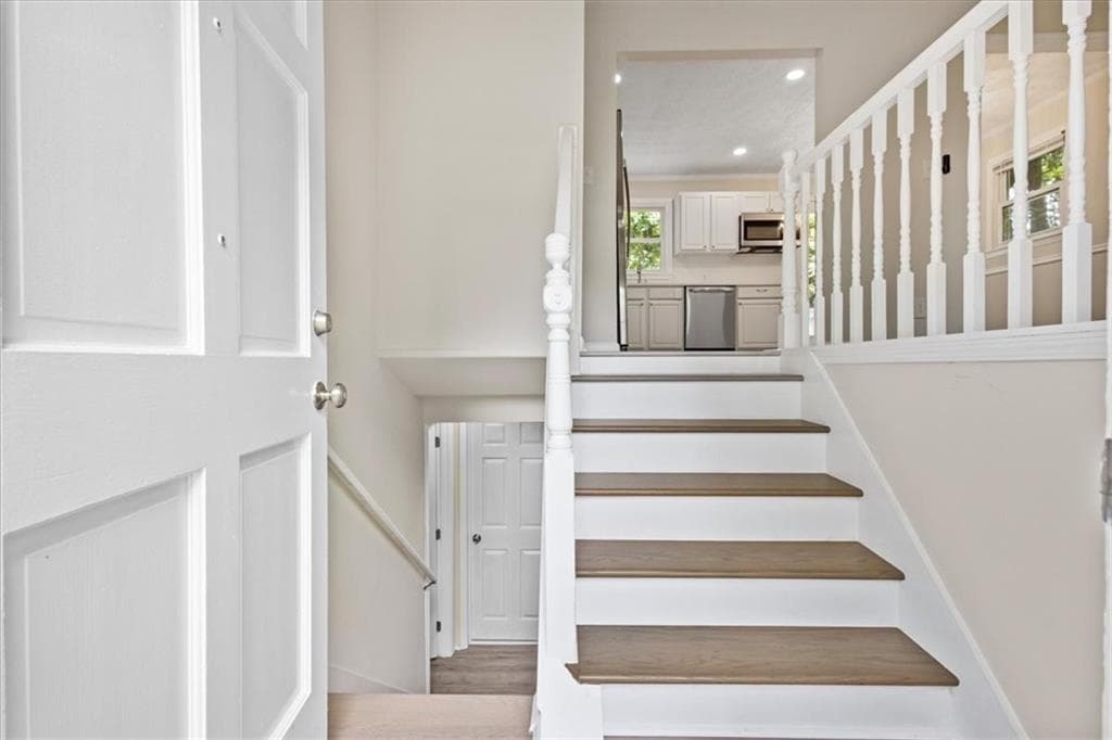 6 bedroom, 3 bathroom, 1,966 sq ft single family residence under contract at 394 Burr Oak Court, Lawrenceville, GA 30046 — photo 9