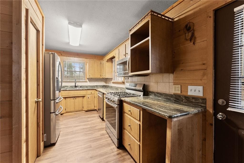 3 bedroom, 2 bathroom, 1,710 sq ft single family residence for sale at 279 Cindy Cove Road, Blairsville, GA 30512 — photo 5