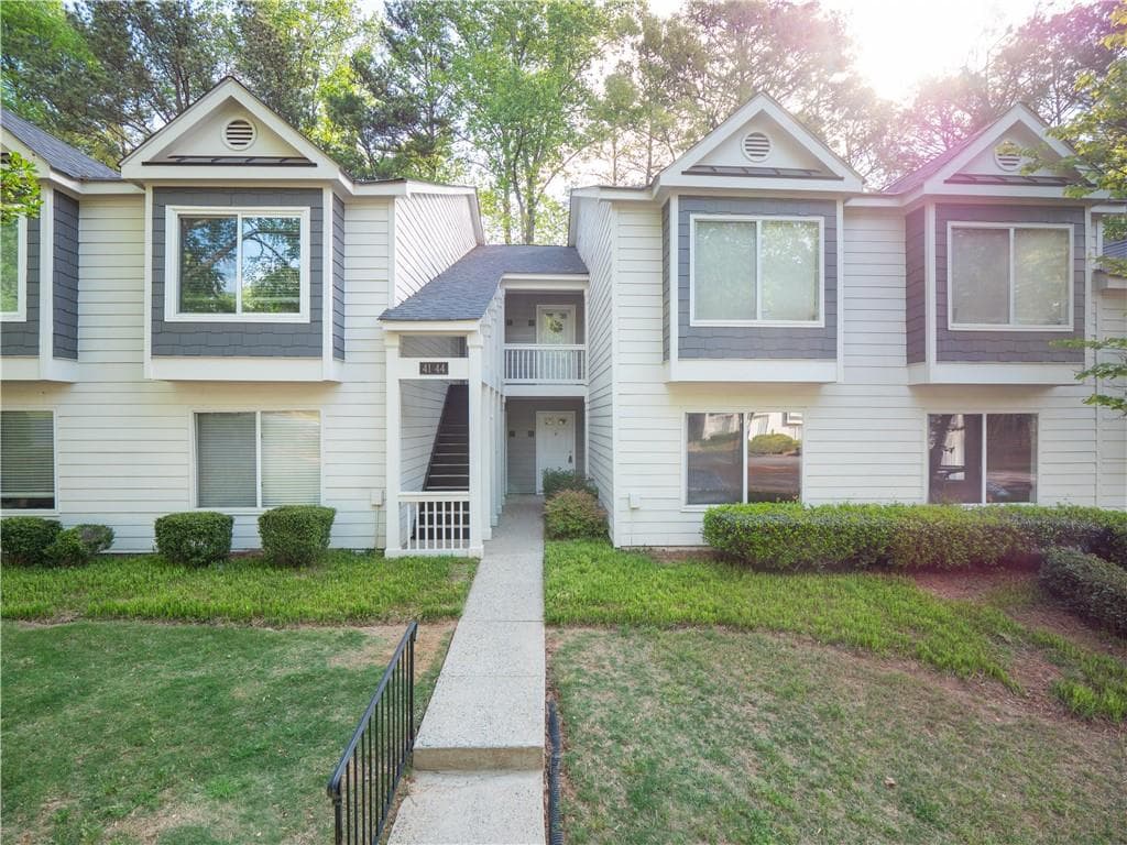 2 bedroom, 2 bathroom, 1,250 sq ft condominium for sale at 43 Arbor End, Smyrna, GA 30080 — photo 1 of 32