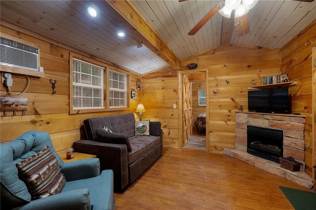 1 bedroom, 1 bathroom, 408 sq ft single family residence for sale at 152 33rd Street, Ellijay, GA 30540 — photo 4