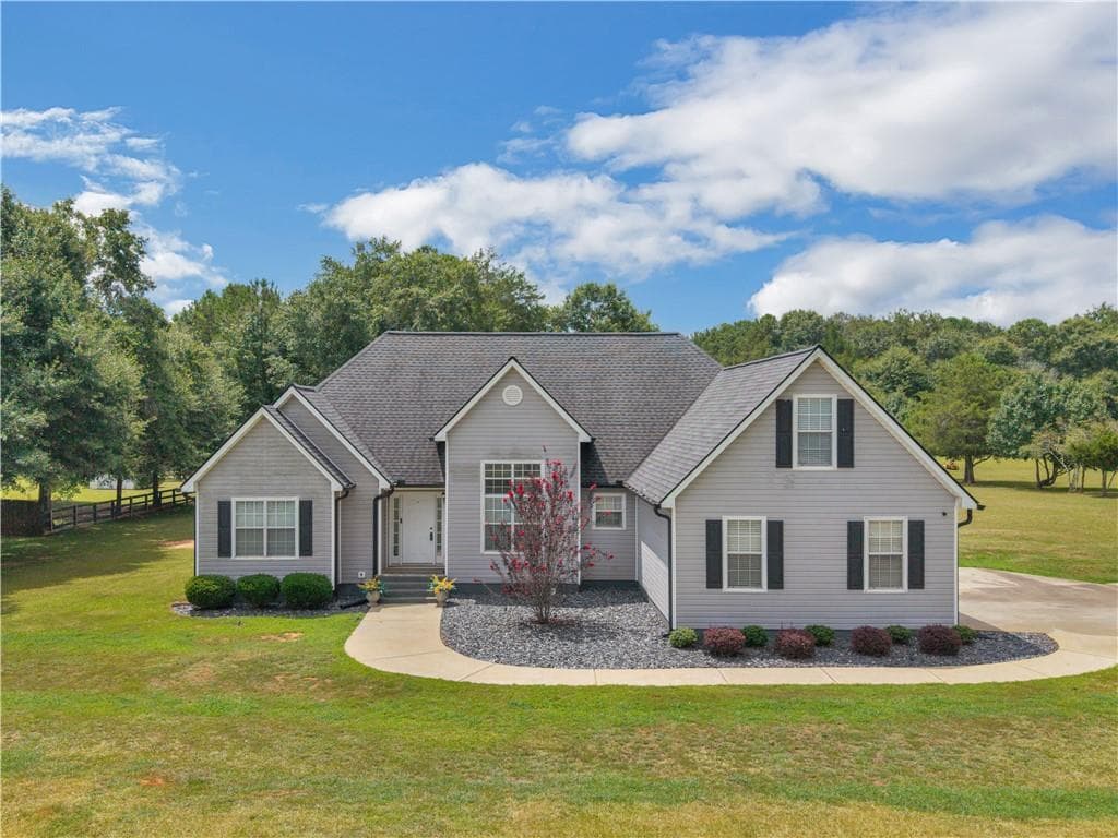 4 bedroom, 2 bathroom, 2,097 sq ft single family residence under contract at 420 Colvin Drive, Locust Grove, GA 30248 — photo 2