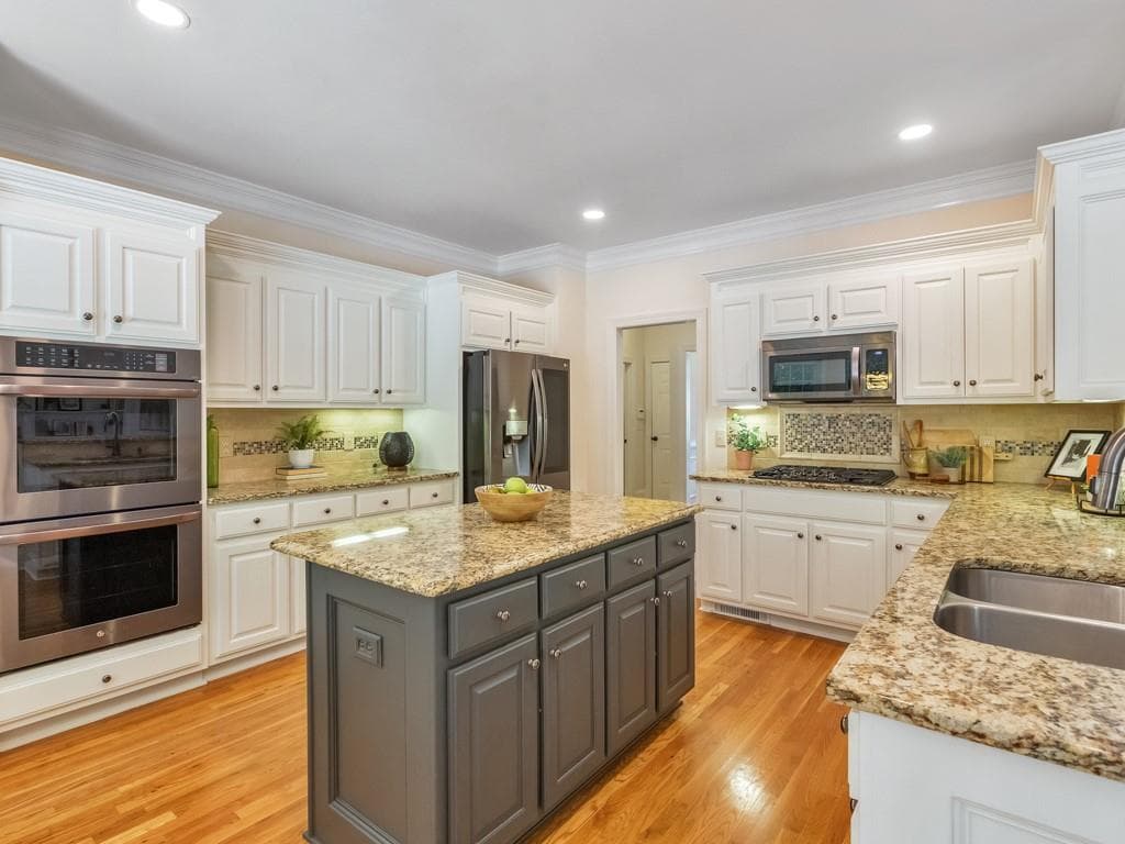 6 bedroom, 6 bathroom, 4,925 sq ft single family residence under contract at 5808 Ripplestone Court, Acworth, GA 30101 — photo 3