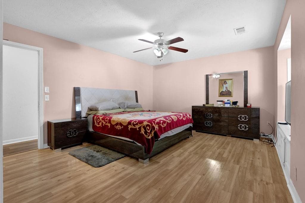 5 bedroom, 4 bathroom, 2,072 sq ft single family residence for sale at 3245 Shady Woods Circle, Lawrenceville, GA 30044 — photo 4