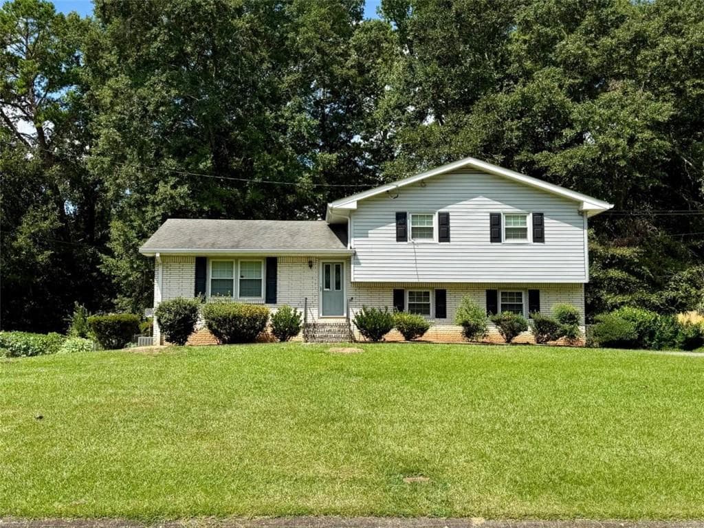 3 bedroom, 2 bathroom, 2,372 sq ft single family residence for sale at 6641 Londonderry Drive, Morrow, GA 30260 — photo 2
