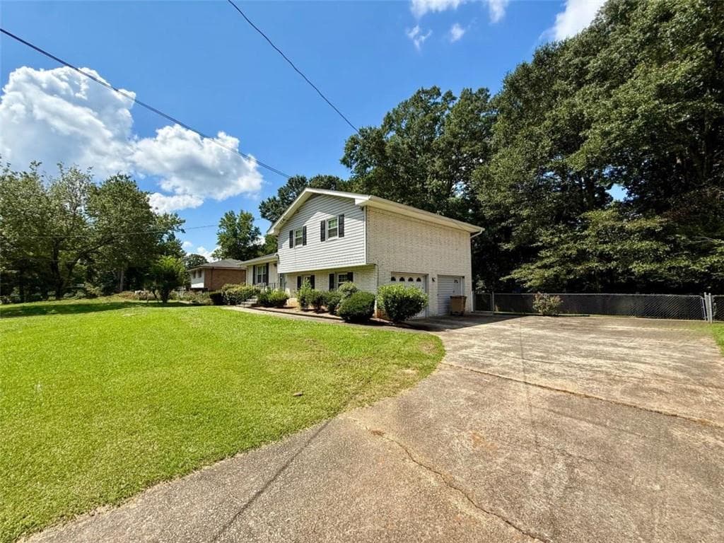 3 bedroom, 2 bathroom, 2,372 sq ft single family residence for sale at 6641 Londonderry Drive, Morrow, GA 30260 — photo 3