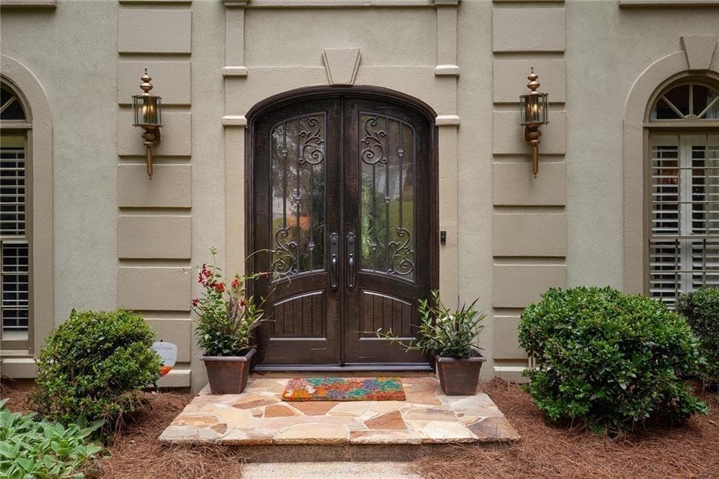 5 bedroom, 5 bathroom, 4,026 sq ft single family residence under contract at 5825 Plantation Drive, Roswell, GA 30075 — photo 2