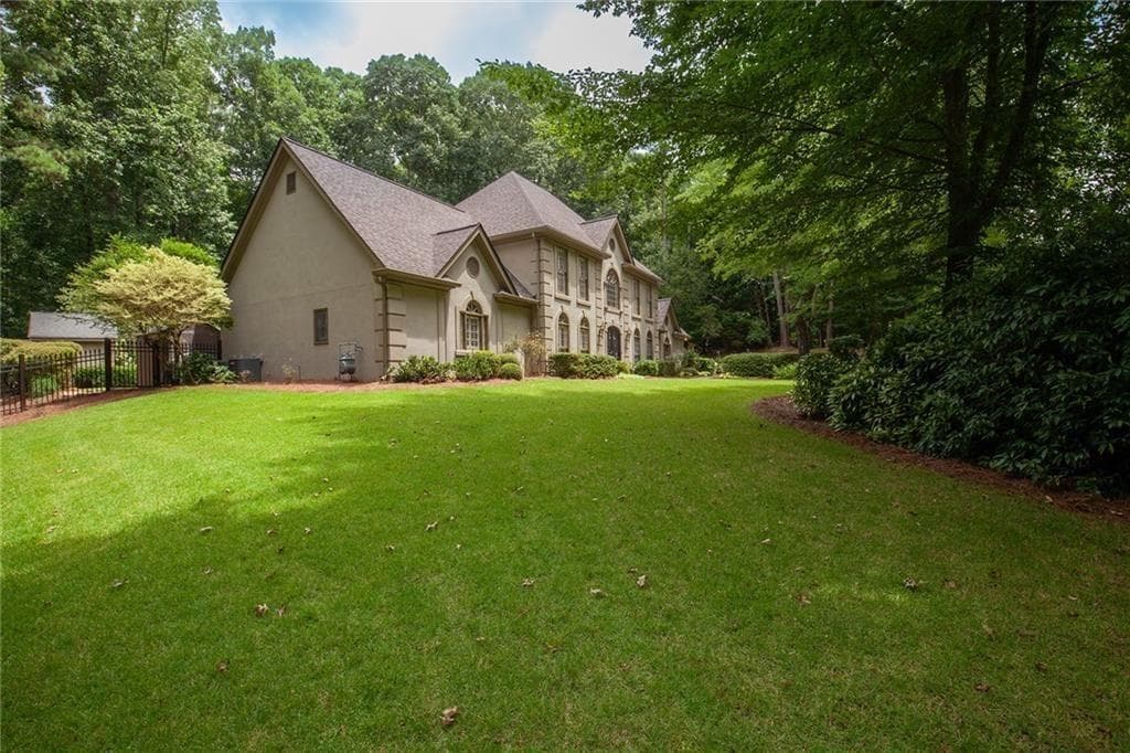 5 bedroom, 5 bathroom, 4,026 sq ft single family residence under contract at 5825 Plantation Drive, Roswell, GA 30075 — photo 7