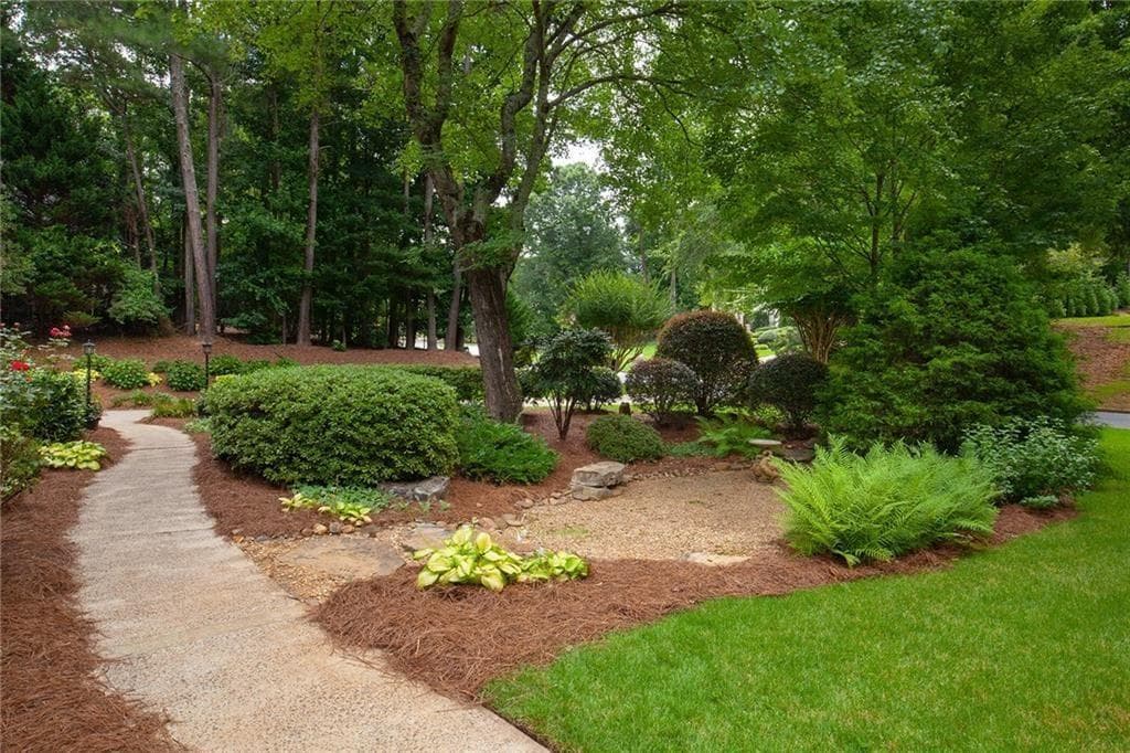 5 bedroom, 5 bathroom, 4,026 sq ft single family residence under contract at 5825 Plantation Drive, Roswell, GA 30075 — photo 8