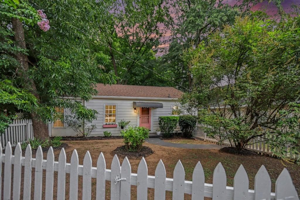 2 bedroom, 1 bathroom, 832 sq ft single family residence for sale at 702 Glenwood Avenue, Atlanta, GA 30312 — photo 1 of 30