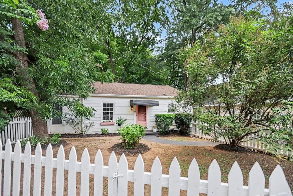 2 bedroom, 1 bathroom, 832 sq ft single family residence for sale at 702 Glenwood Avenue, Atlanta, GA 30312 — photo 2