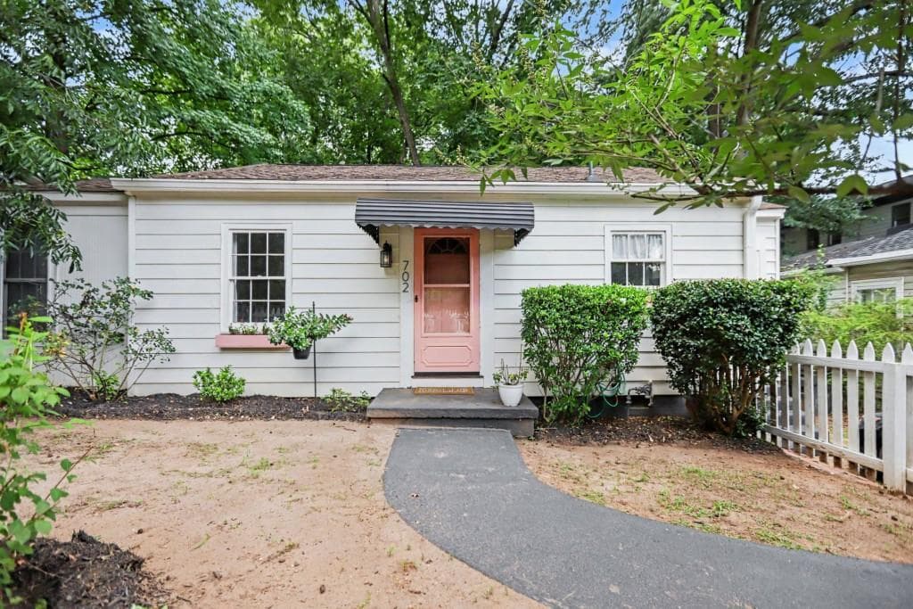 2 bedroom, 1 bathroom, 832 sq ft single family residence for sale at 702 Glenwood Avenue, Atlanta, GA 30312 — photo 3
