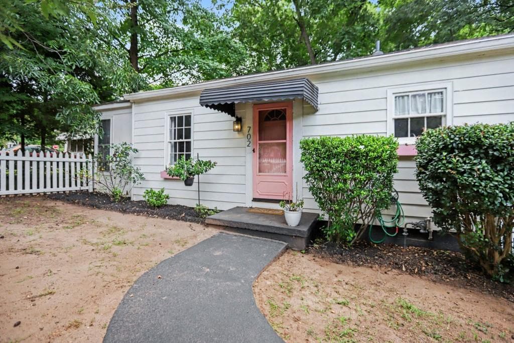 2 bedroom, 1 bathroom, 832 sq ft single family residence for sale at 702 Glenwood Avenue, Atlanta, GA 30312 — photo 4
