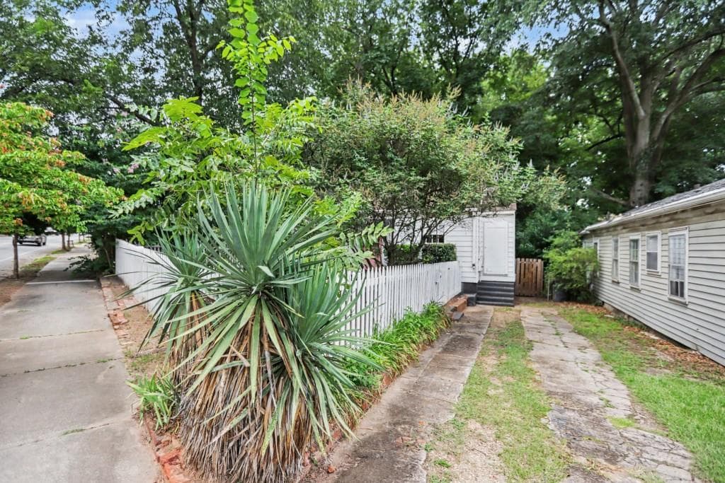 2 bedroom, 1 bathroom, 832 sq ft single family residence for sale at 702 Glenwood Avenue, Atlanta, GA 30312 — photo 5