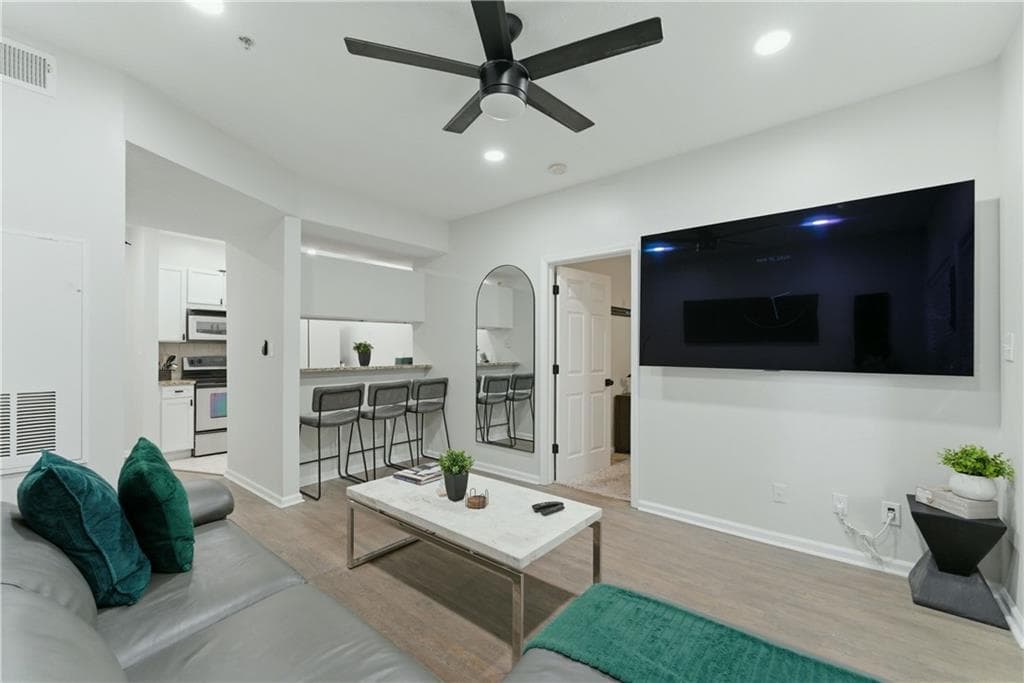 1 bedroom, 1 bathroom, 542 sq ft condominium for sale at 1250 Parkwood Circle 1214, Atlanta, GA 30339 — photo 2