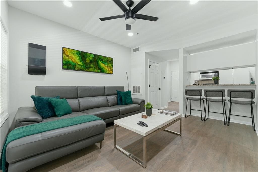 1 bedroom, 1 bathroom, 542 sq ft condominium for sale at 1250 Parkwood Circle 1214, Atlanta, GA 30339 — photo 8