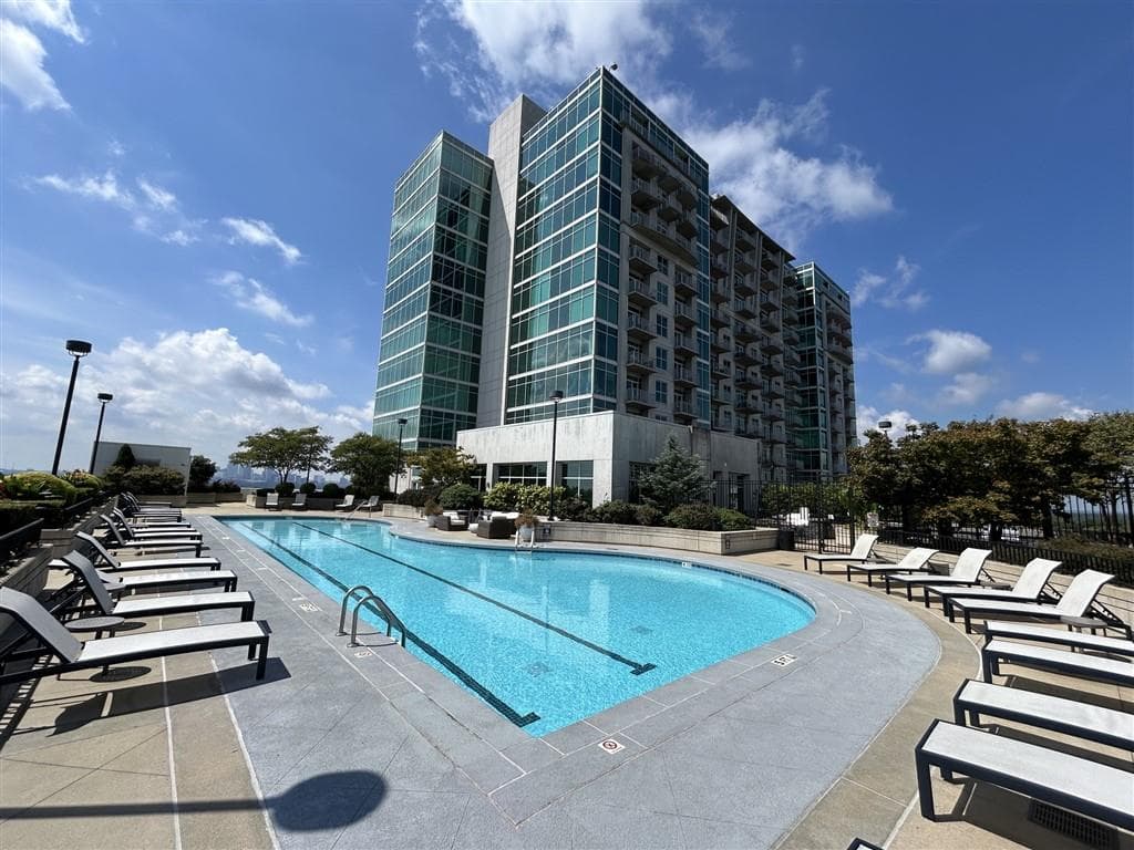2 bedroom, 2 bathroom, 1,056 sq ft condominium for sale at 250 Pharr Road 1801, Atlanta, GA 30305 — photo 3