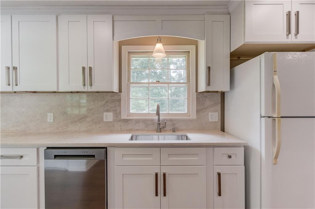 4 bedroom, 3 bathroom, 3,292 sq ft single family residence for sale at 4461 S Roberts Drive, Sugar Hill, GA 30518 — photo 6
