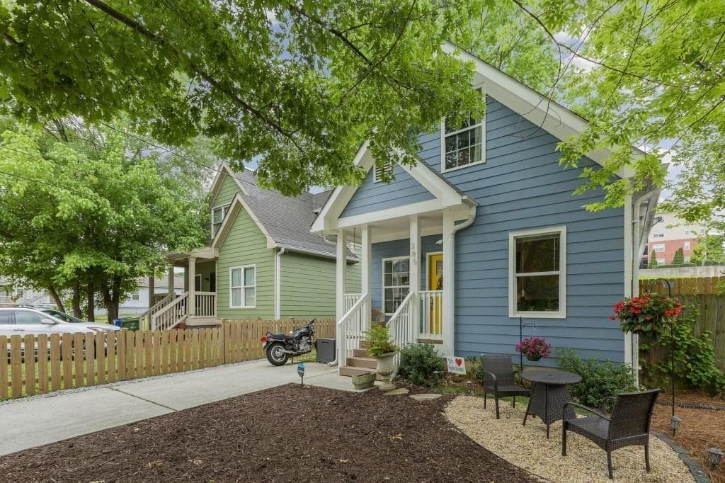 3 bedroom, 3 bathroom, 1,407 sq ft single family residence for sale at 385 Elm Street, Atlanta, GA 30314 — photo 3
