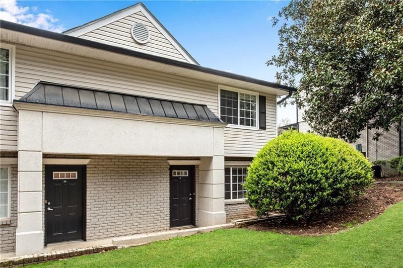 3 bedroom, 2 bathroom, 1,000 sq ft condominium for rent at 6940 Roswell Road F2, Sandy Springs, GA 30328 for $1,750 a month — photo 1 of 36