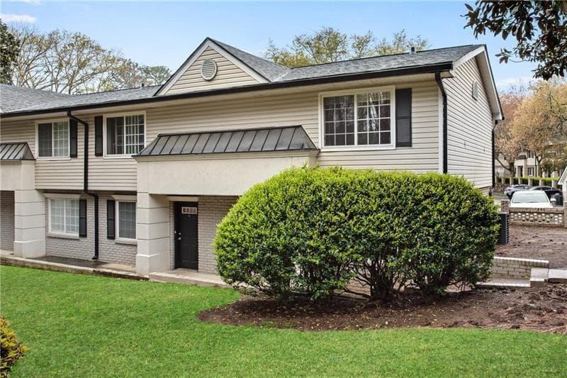 3 bedroom, 2 bathroom, 1,000 sq ft condominium for rent at 6940 Roswell Road F2, Sandy Springs, GA 30328 for $1,750 a month — photo 2