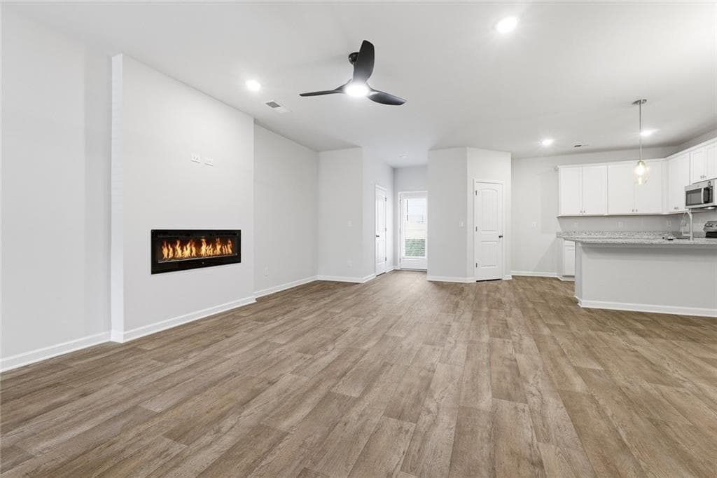 3 bedroom, 3 bathroom, 1,880 sq ft townhouse for sale at 3244 Winding Waters Way, Powder Springs, GA 30127 — photo 4