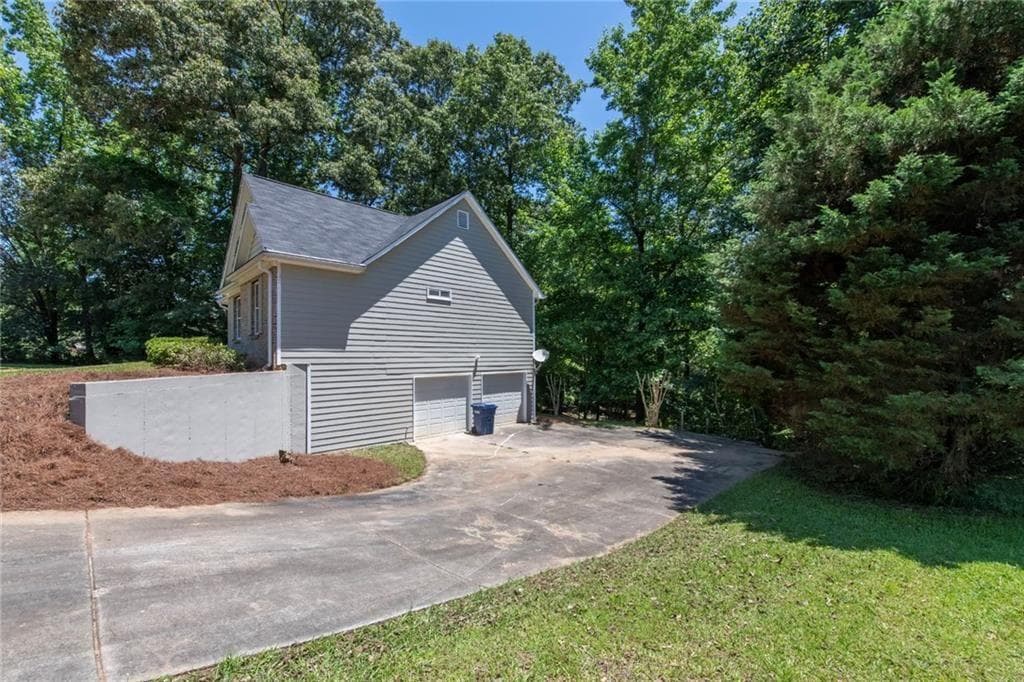 4 bedroom, 3 bathroom, 2,686 sq ft single family residence under contract at 7830 Capps Ferry Road, Douglasville, GA 30135 — photo 2