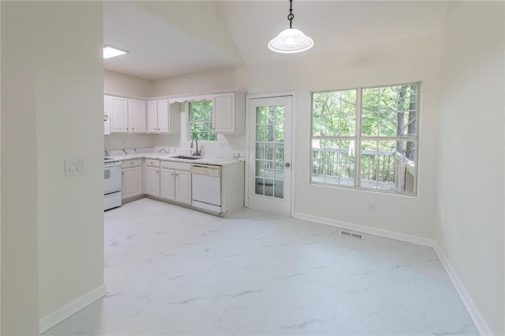 4 bedroom, 3 bathroom, 2,686 sq ft single family residence under contract at 7830 Capps Ferry Road, Douglasville, GA 30135 — photo 8