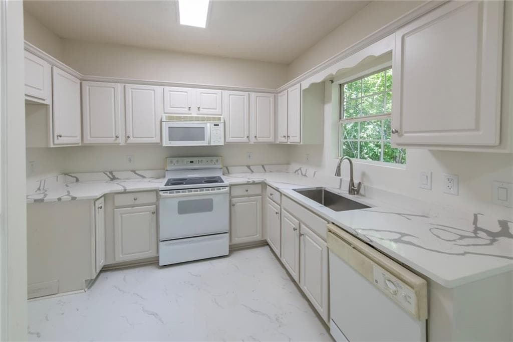 4 bedroom, 3 bathroom, 2,686 sq ft single family residence under contract at 7830 Capps Ferry Road, Douglasville, GA 30135 — photo 10