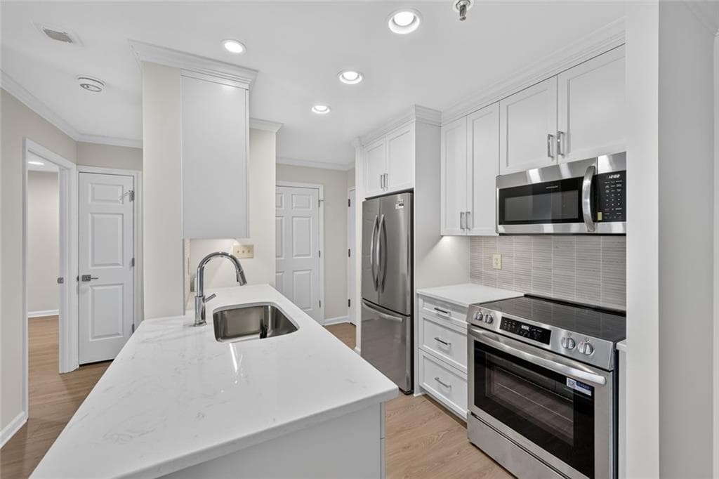 1 bedroom, 1 bathroom, 760 sq ft condominium for sale at 300 Johnson Ferry Road B-603, Sandy Springs, GA 30328 — photo 2