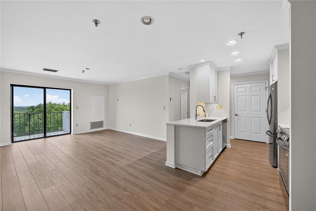 1 bedroom, 1 bathroom, 760 sq ft condominium for sale at 300 Johnson Ferry Road B-603, Sandy Springs, GA 30328 — photo 3