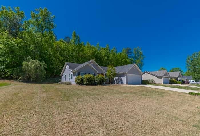 3 bedroom, 2 bathroom, 1,630 sq ft single family residence for rent at 1420 Jefferson Walk Circle, Jefferson, GA 30549 for $1,995 a month — photo 2
