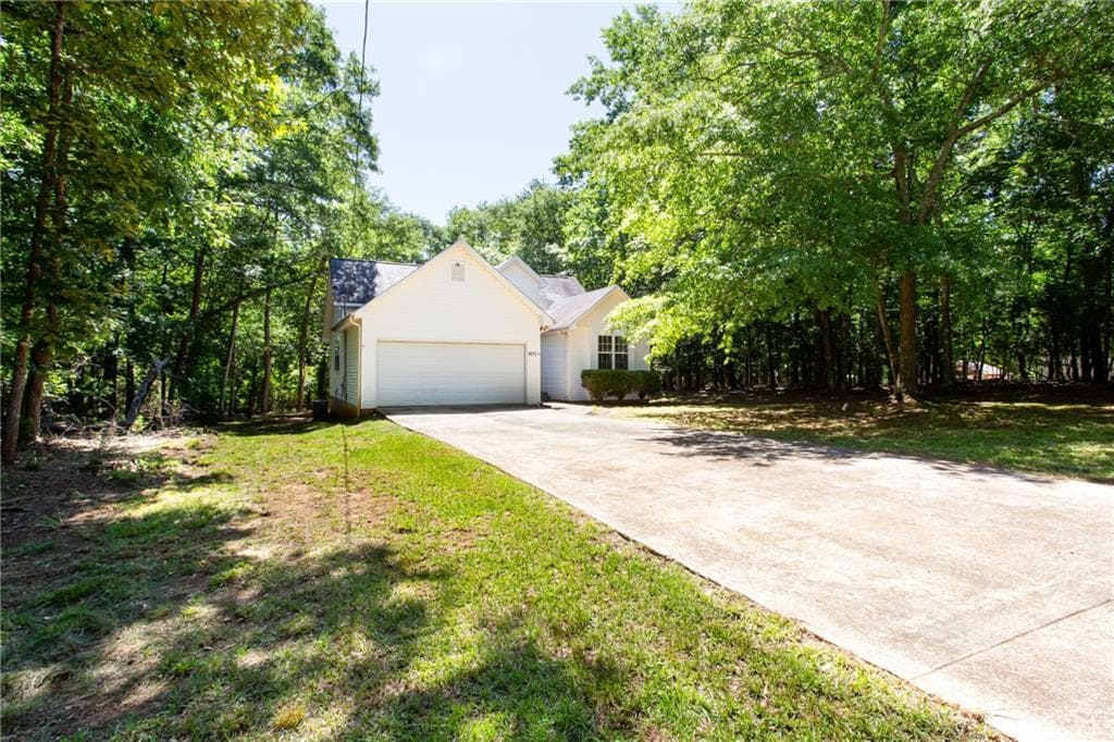 3 bedroom, 2 bathroom, 1,292 sq ft single family residence for sale at 8071 Beachwood Drive, Murrayville, GA 30564 — photo 2