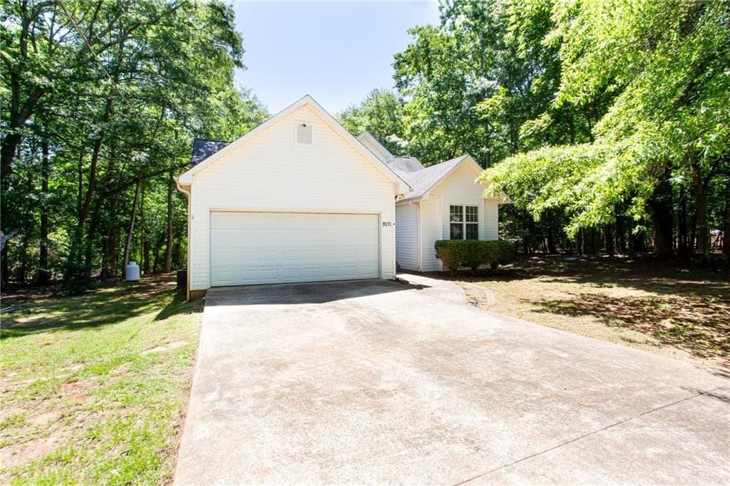 3 bedroom, 2 bathroom, 1,292 sq ft single family residence for sale at 8071 Beachwood Drive, Murrayville, GA 30564