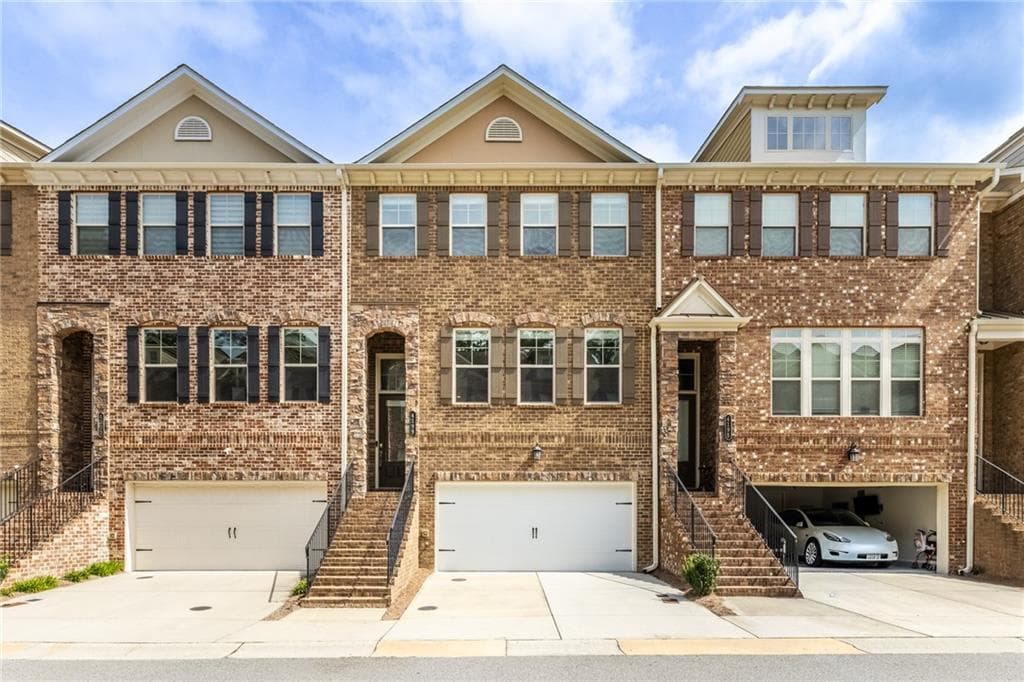 4 bedroom, 4 bathroom, 2,584 sq ft townhouse for sale at 4199 Townsend Lane, Atlanta, GA 30346 — photo 2