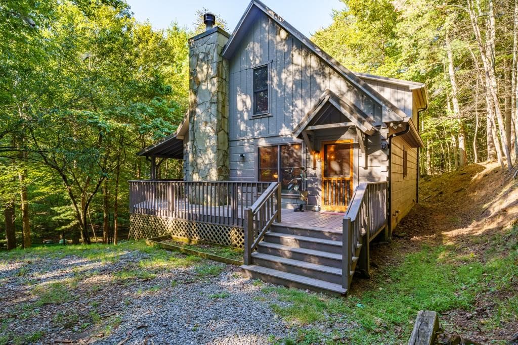 2 bedroom, 2 bathroom, 1,328 sq ft single family residence for sale at 19 Blackberry Falls Lane, Ellijay, GA 30536 — photo 1 of 24
