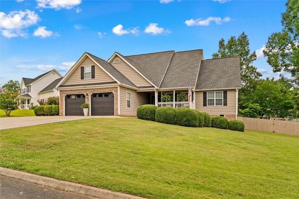 3 bedroom, 2 bathroom, 1,891 sq ft single family residence under contract at 209 Vineyard Drive, Tunnel Hill, GA 30755 — photo 3