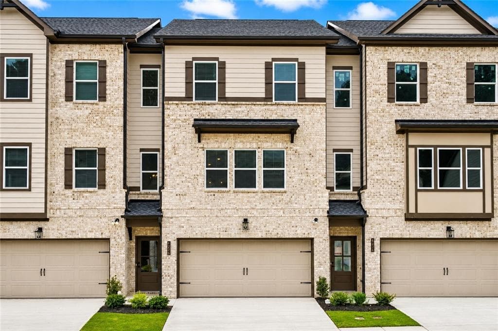 5 bedroom, 4 bathroom, 2,643 sq ft townhouse for sale at 4226 Fern River Trail 18, Norcross, GA 30093 — photo 2