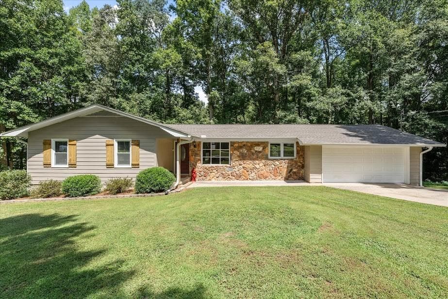 3 bedroom, 3 bathroom, 1,566 sq ft single family residence under contract at 215 Eldorado Drive, Carrollton, GA 30116