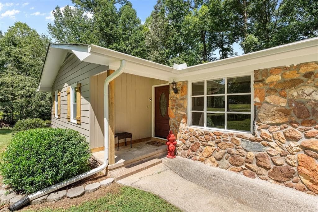 3 bedroom, 3 bathroom, 1,566 sq ft single family residence under contract at 215 Eldorado Drive, Carrollton, GA 30116 — photo 6